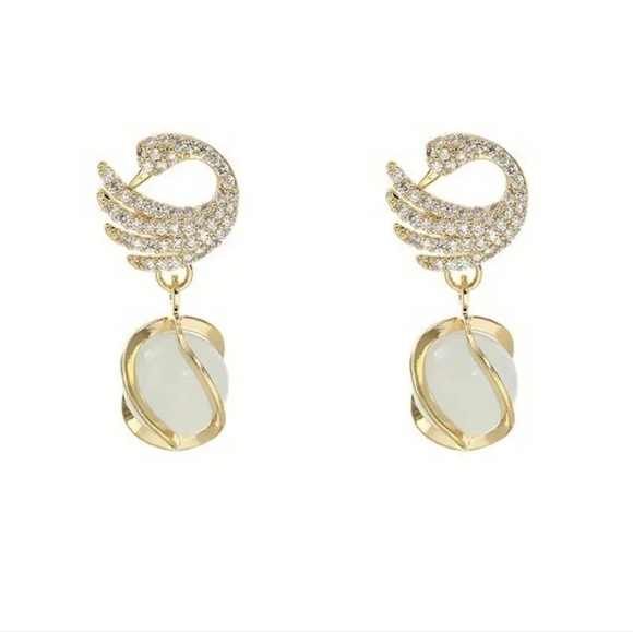 Swan Shaped Dangle Fashion Earrings - Picture 2 of 7